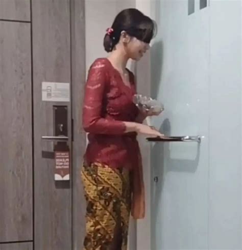 sek kebaya merah|Video Porno Wanita Kebaya Merah Direkam di Lantai 17 Hotel